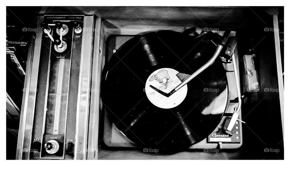 hey mr. dj turn the record on🎼... Beautiful old record player in an urban loft