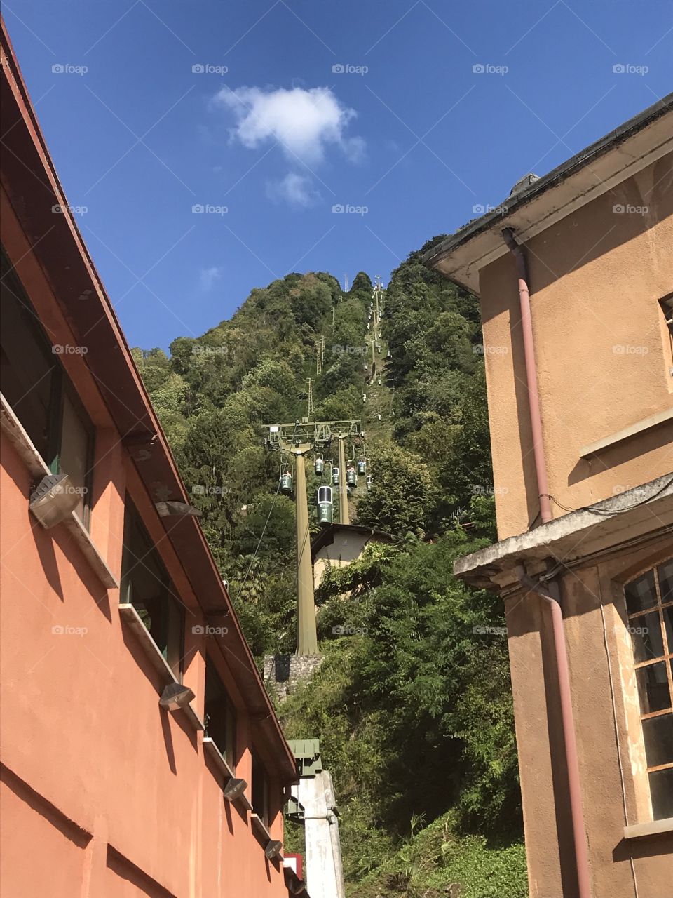Upward’s trail of a cable car