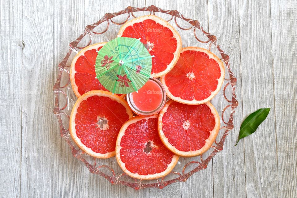 Grapefruit slices and juice