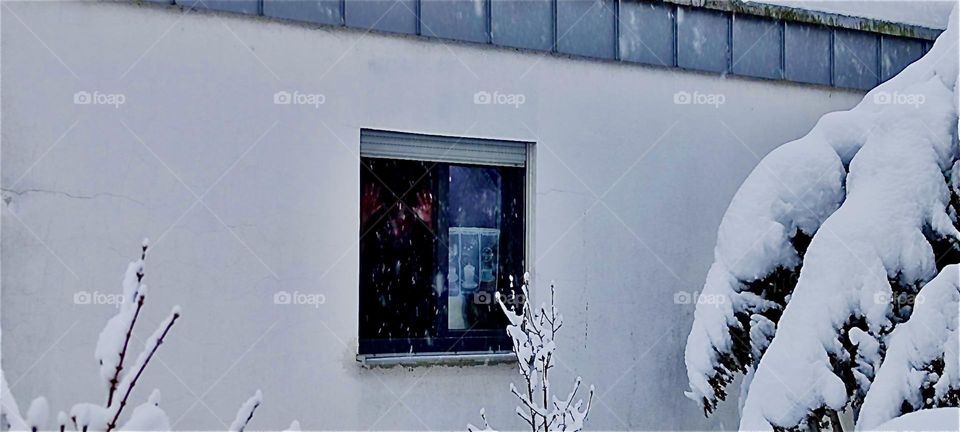 This window with Venetian blinds belongs to the beautiful one story house in „Bavaria“, Germany that we have already visited several times. The photo was taken during the big snowstorm in early December 2023. Hypnotic Productions