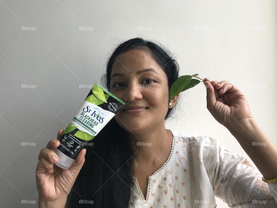 St Ives beauty product and me with green leaves 🍃