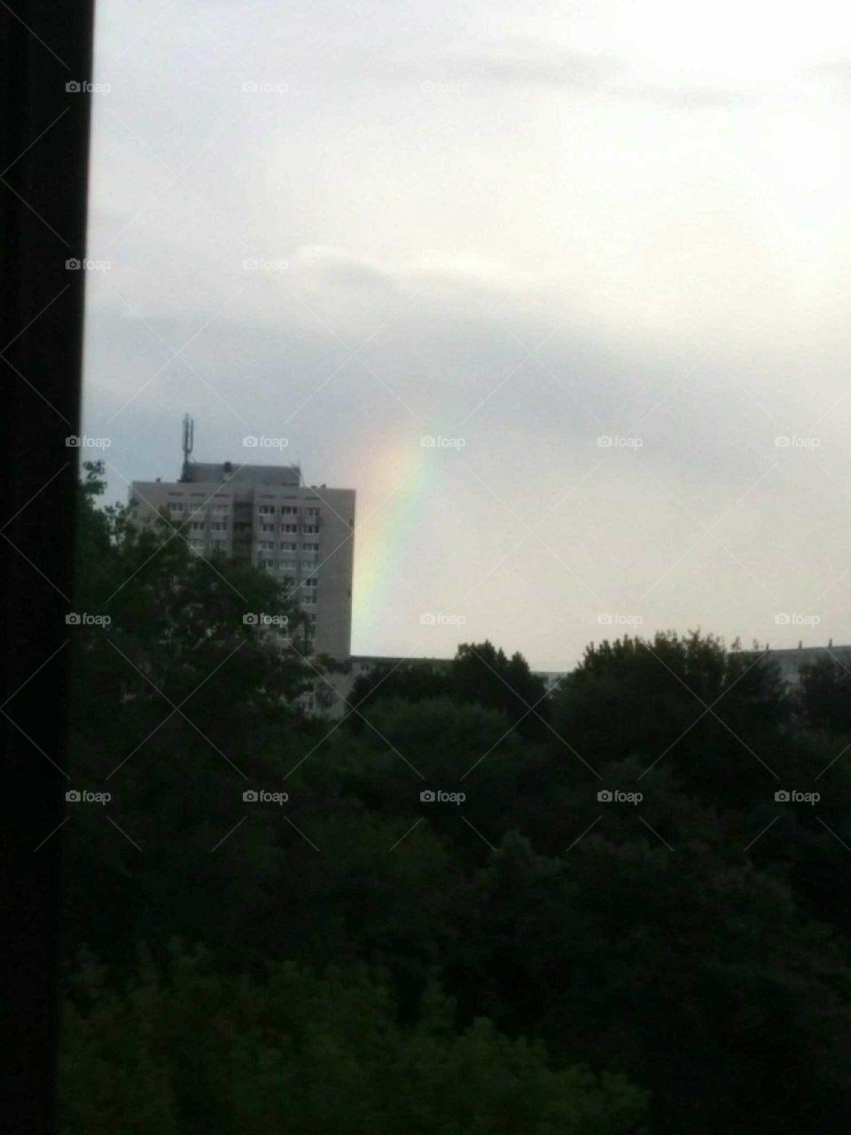 Regenbogen am Hochhaus