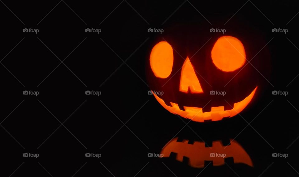 Jack O'lantern glowing in the dark