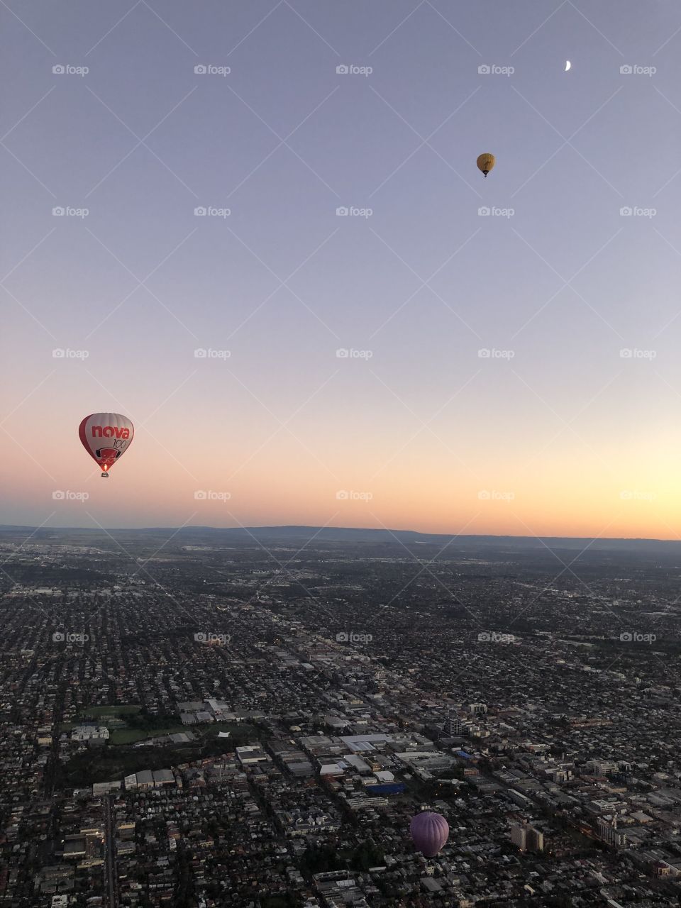 Hot air balloon over Melbourne 