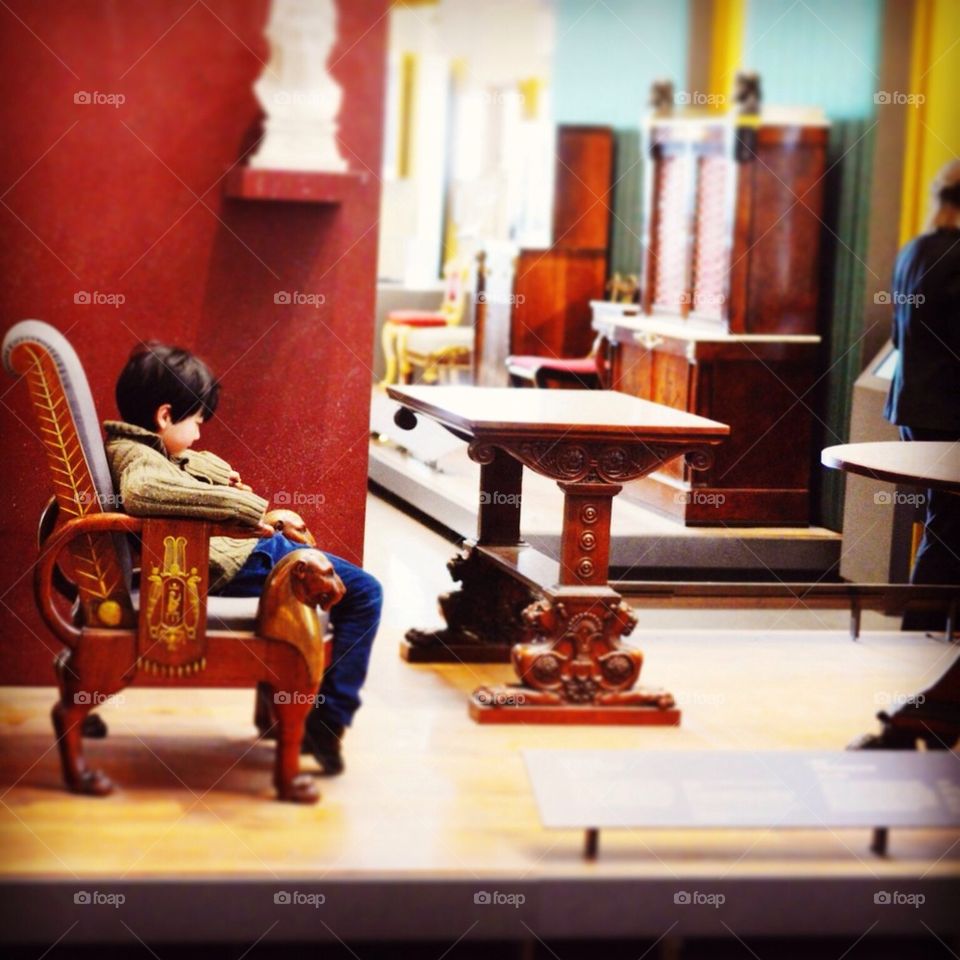 kid in museum