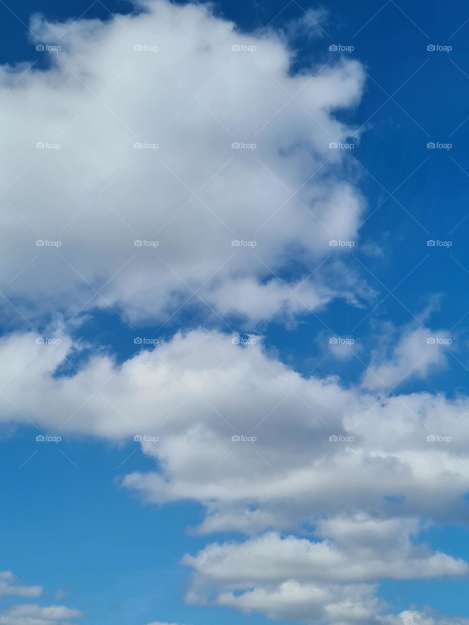 A beautiful set of white cloud in the blue sky that were flying by. ☁️