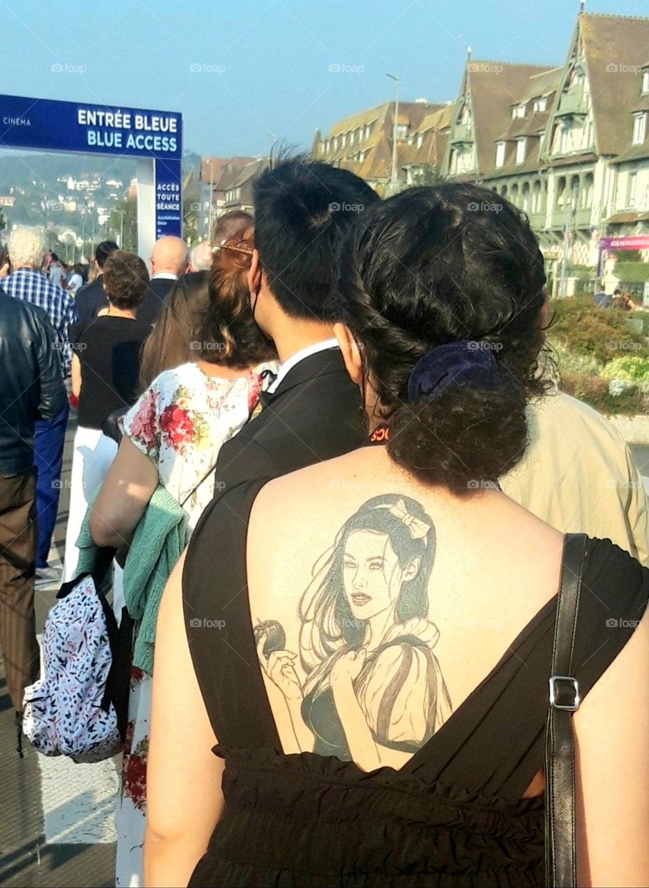 Girl with tatou in the back