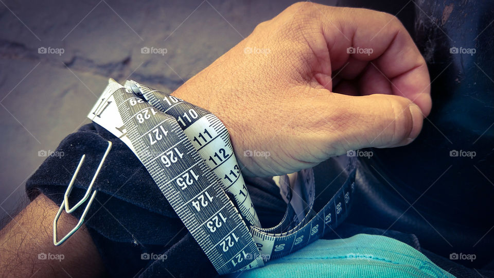 Fita métrica no pulso.