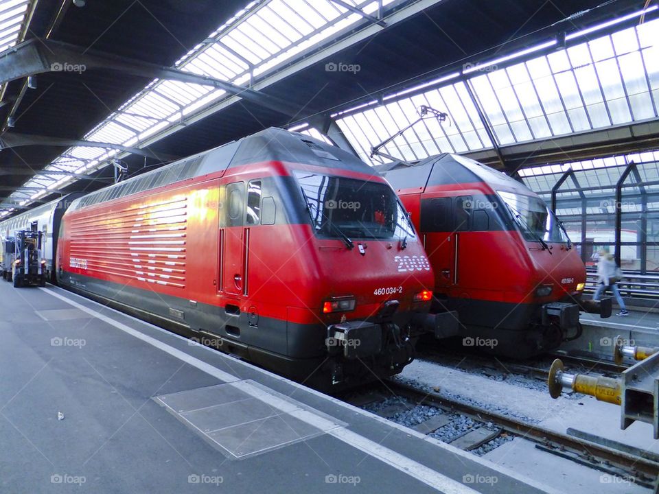 THE SBB RE460 LOCOMOTIVE AT ZURICH HAUPT BAHN HOF