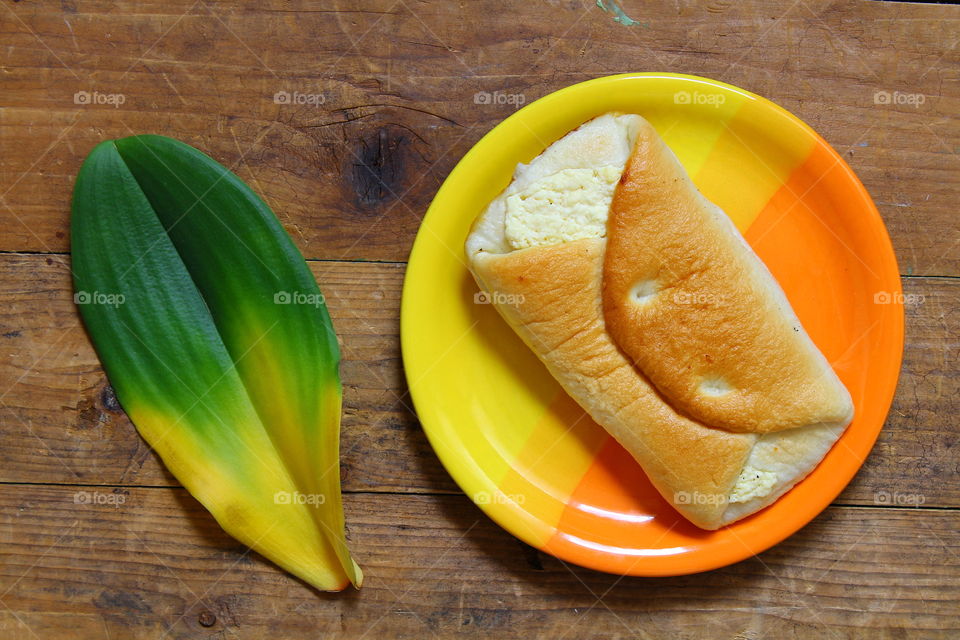 pie and green leaf