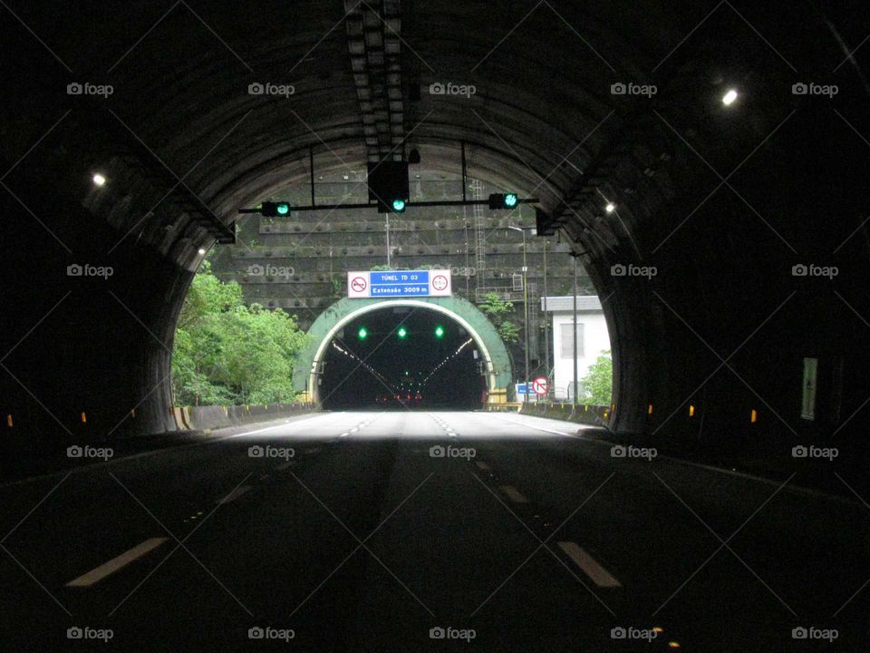 tu
túnel na rodovia dos imigrantes São Paulo Brasil