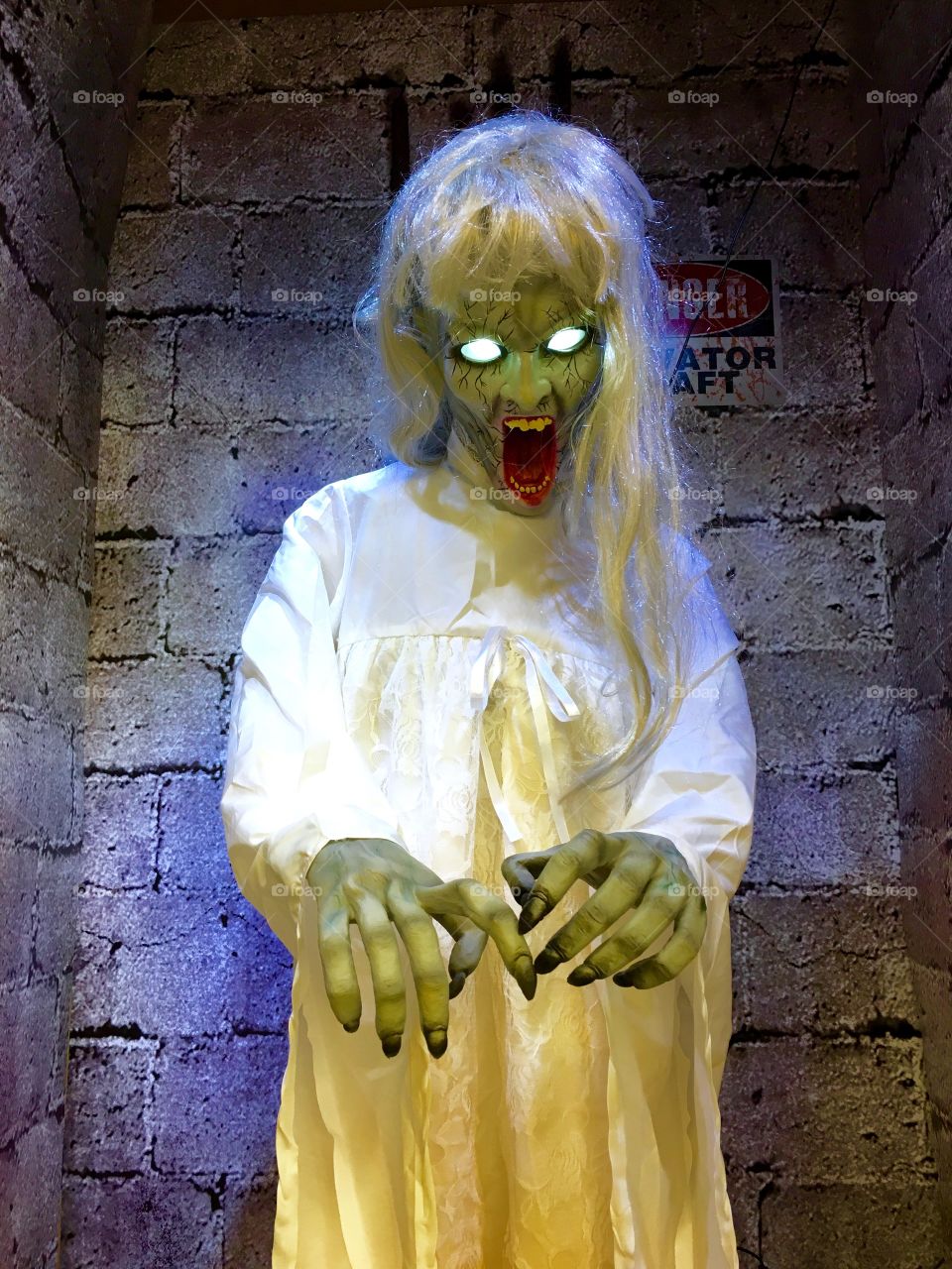 Creepy ghost decoration 