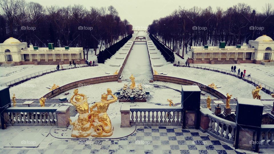 Санкт-Петербург
Петергоф
Панорама Нижнего парка от Большого Петергофского дворца
Закладывался по образцу  (Версаля) загородной резиденции французского короля Людовика 14  в модном тогда французском стиле. Нижний парк Петергофа славится своими уникальными и многочисленными фонтанами (более 150)