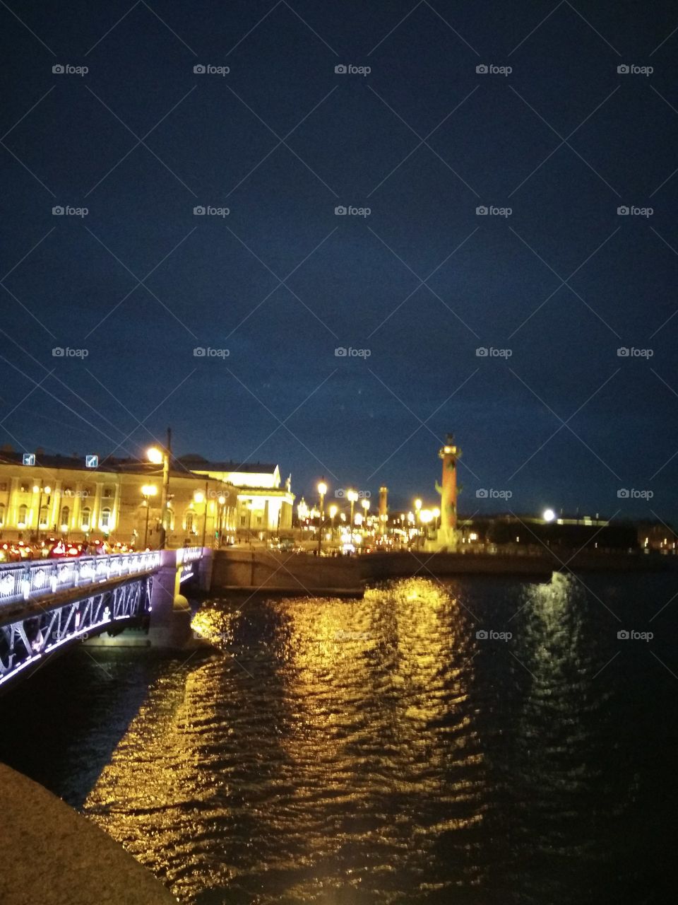 подсветка ночного города Санкт-Петербурга Нева мост колонны Растрелли центр города