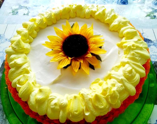 Sunflower cream cake