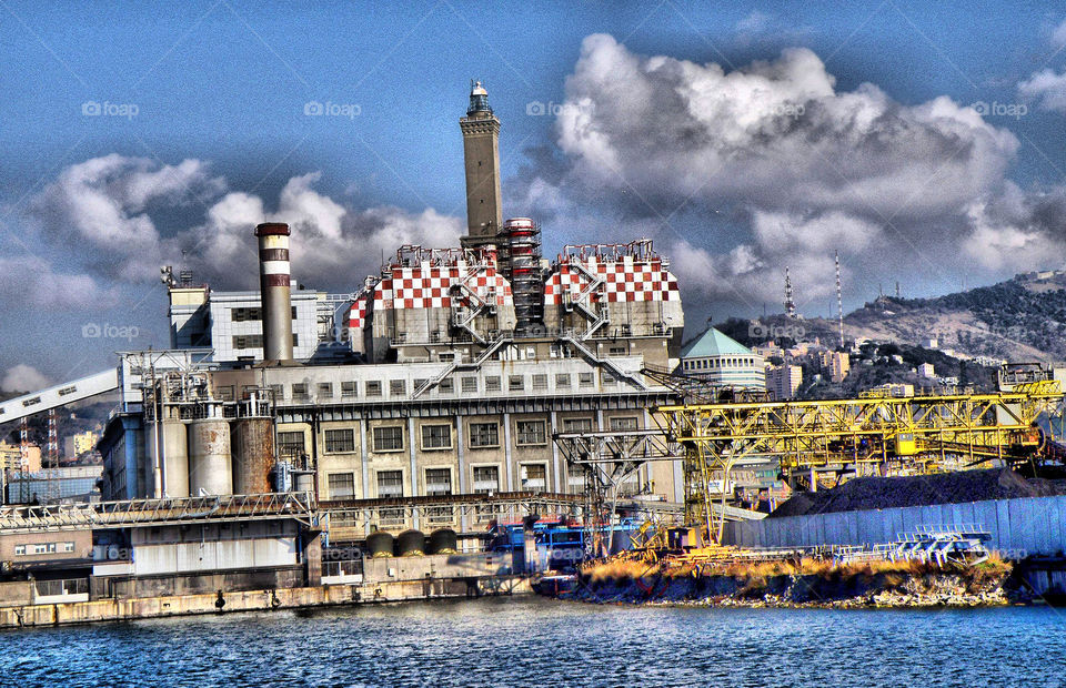 Nuvole sulla lanterna di Genova 