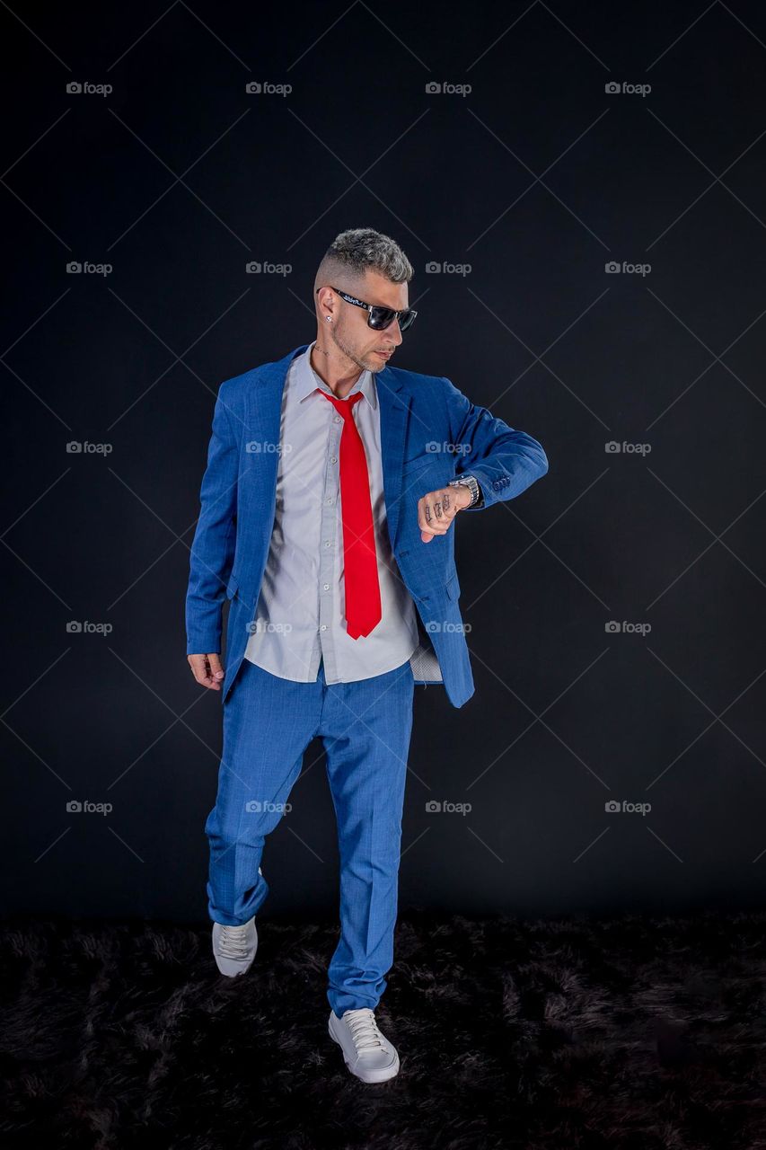 Rapper com terno tatoo