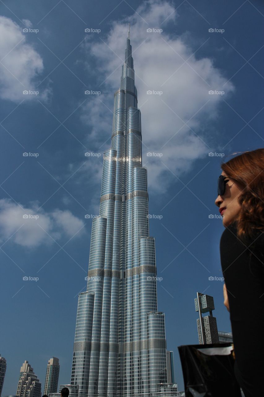 girl and burj khalifa