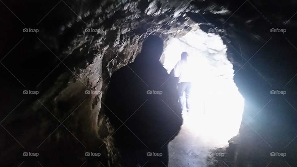 Die Höhle und das Licht. durch die Höhle in das licht