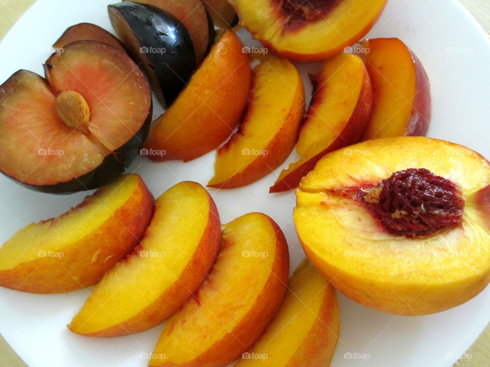 Closeup of sliced peach, nectarine and plum