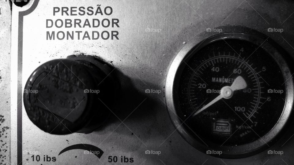Botão e medidor de pressão de maquinários.