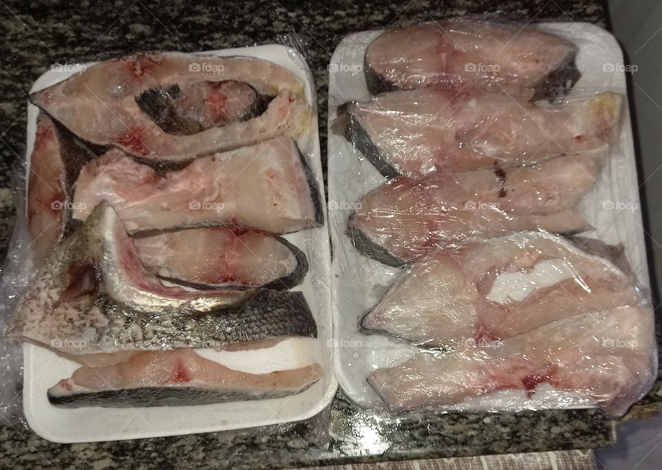 Preparando o peixe pro almoço.