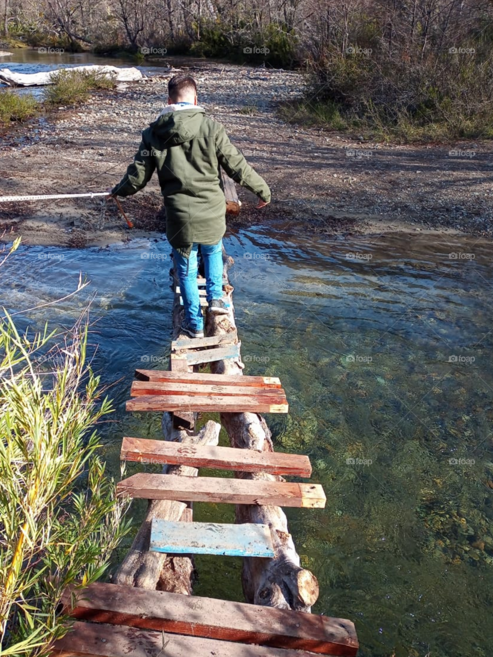 cruzando el puente del río patagónico