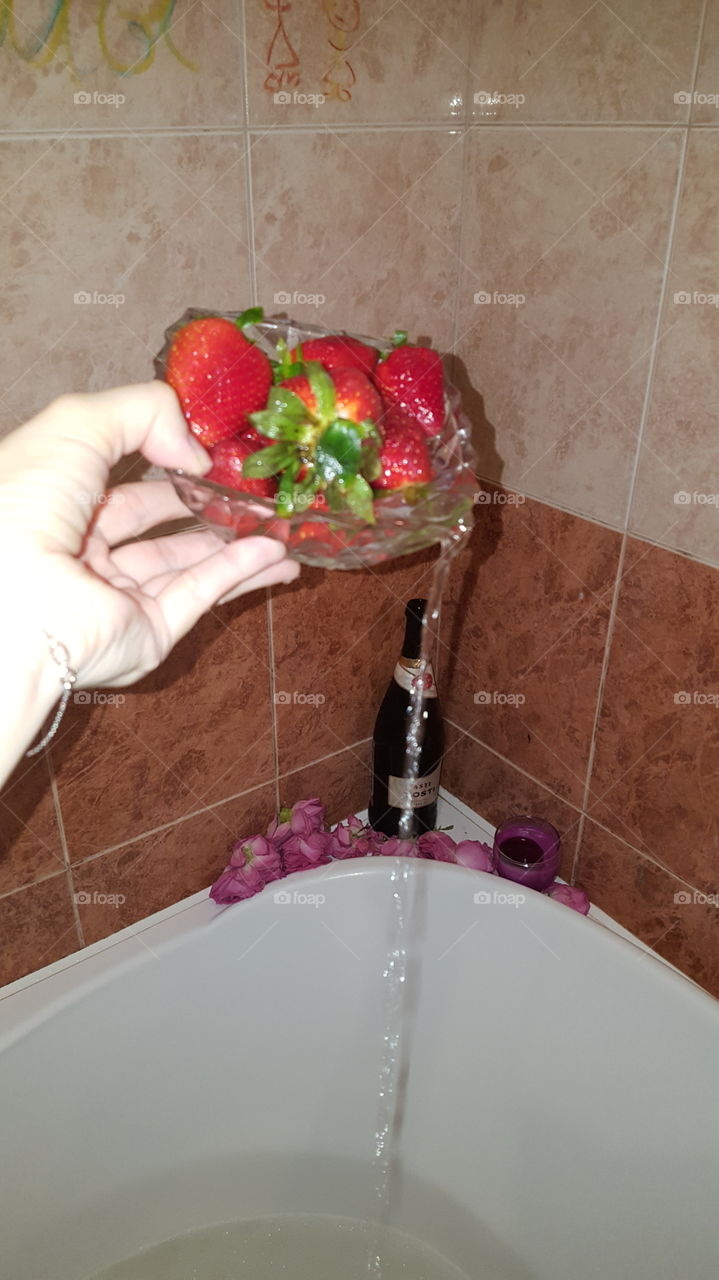 Romantic evening, dinner, champagne, strawberry, fruit, bath