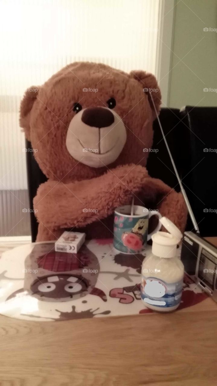 Teddy Frühstück Teddybär umrühren Kaffee trinken Pause Freuse Gemütlichkeit Frühstück lustig komisch Kinder Traum Spaß