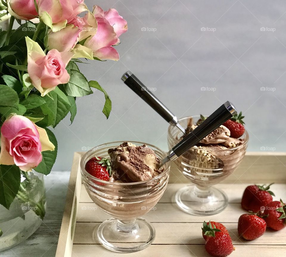 Chocolate ice cream with strawberry fruit