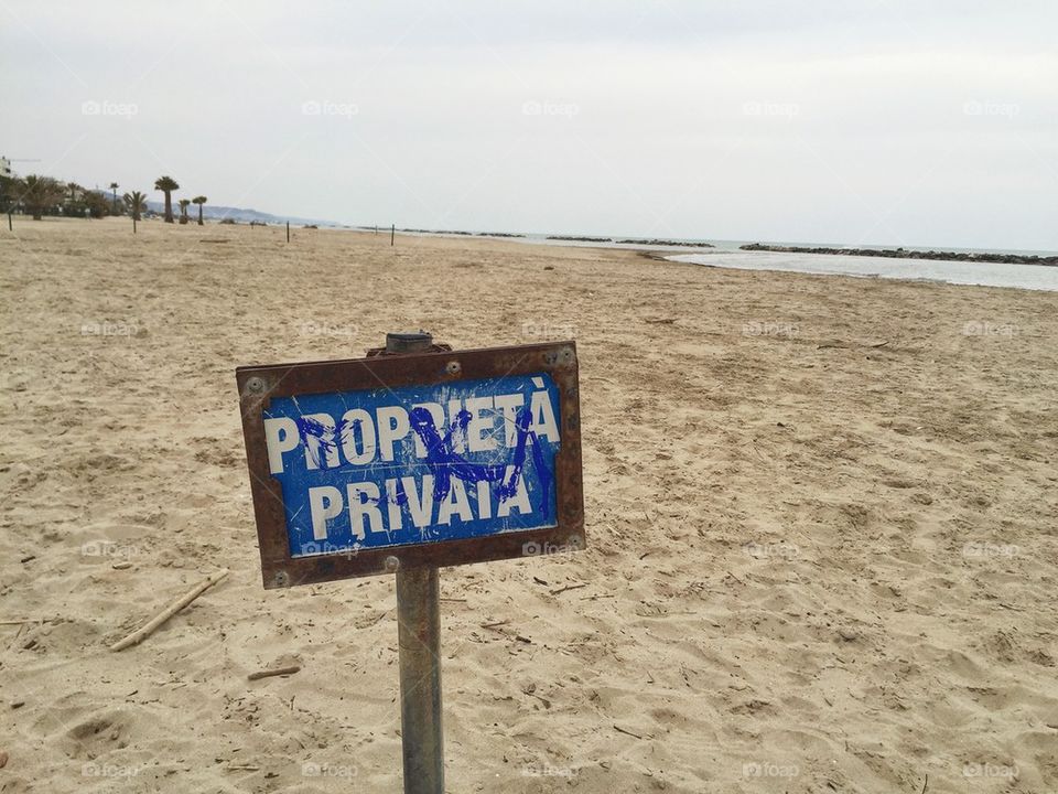 Proprietà privata, Private properti metal sign on the beach