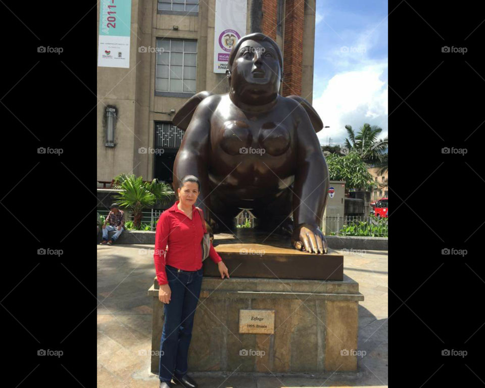 La plaza Botero, rodeada por el museo Antioquia y el palacio de la cultura Rafael Uribe Uribe, muestra 23 esculturas del artista Colombiano Fernando Botero, quien donó estás y varias otras obras para la renovación del museo en 2004.