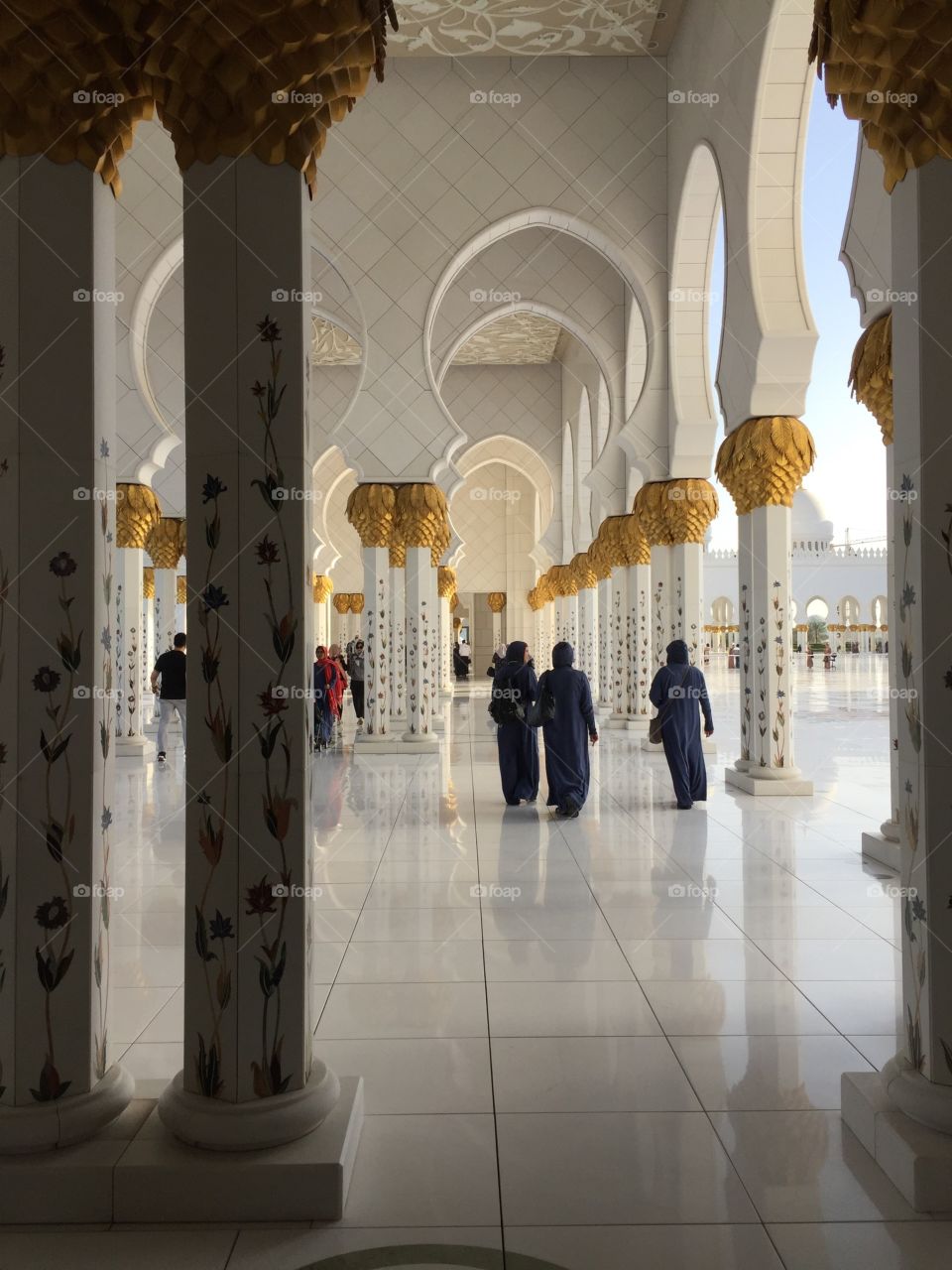 Sheikh Zayed Grand Mosque in Abu Dhabi, women walking 