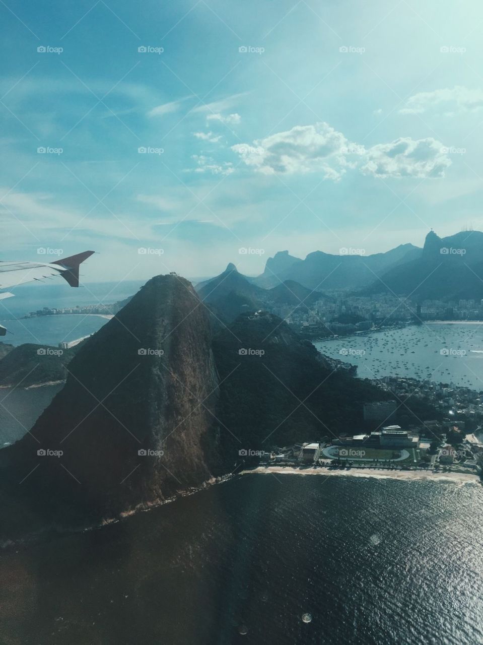 Vista de dentro do avião sob o rio de janeiro