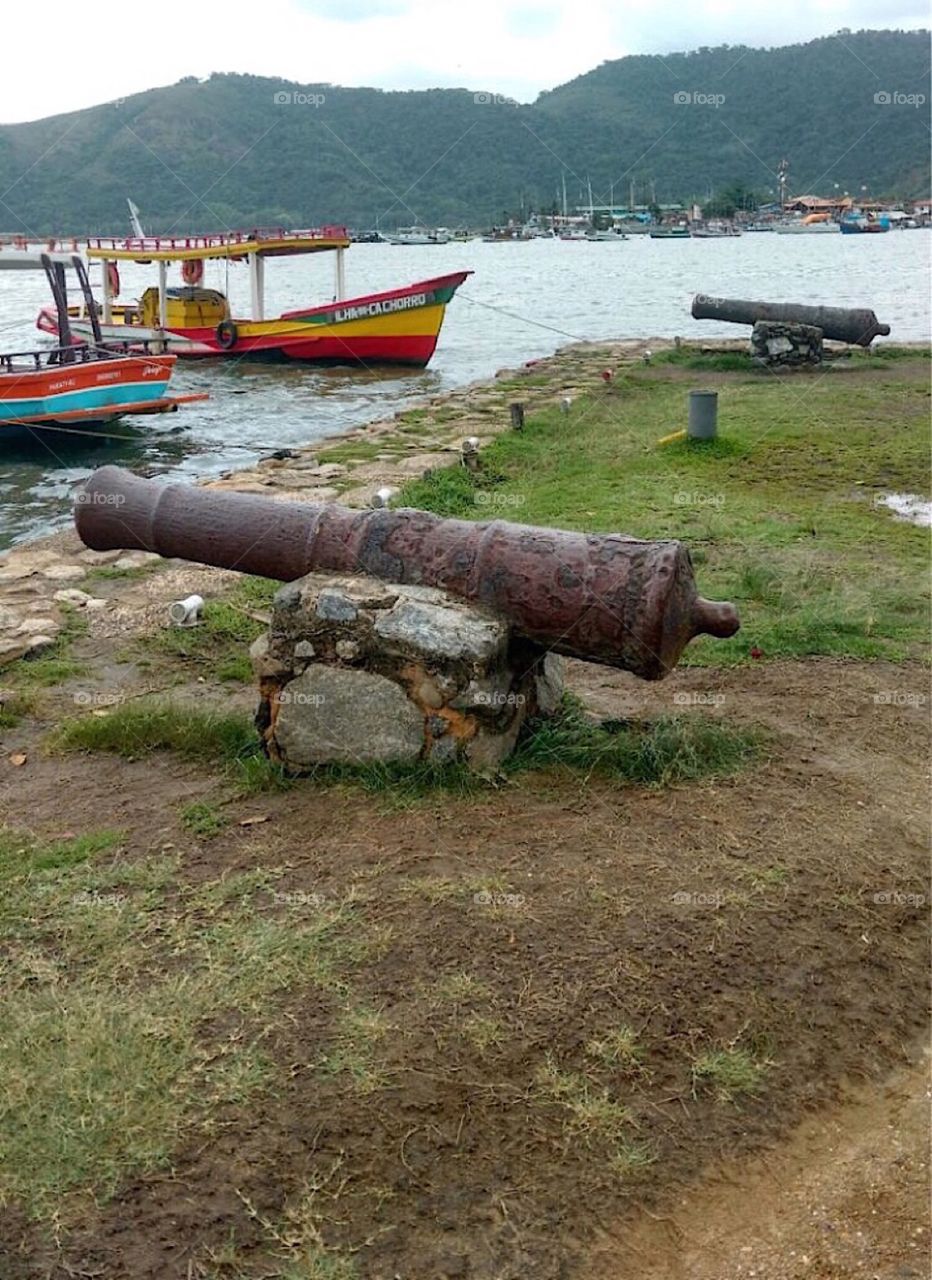 Canhões antigos na cidade histórica de Paraty Rj - Brasil 