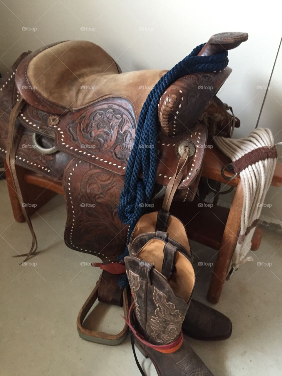 Notice the fine details that the craftsman did on making this beautiful saddle