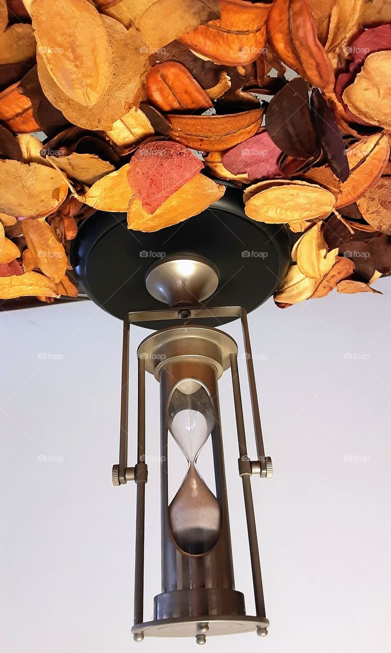 Sinto que vivemos num Mundo Diferente!  Então virei o Tempo de cabeça para baixo!
Quem sabe assim as engrenagens se encaixam!!