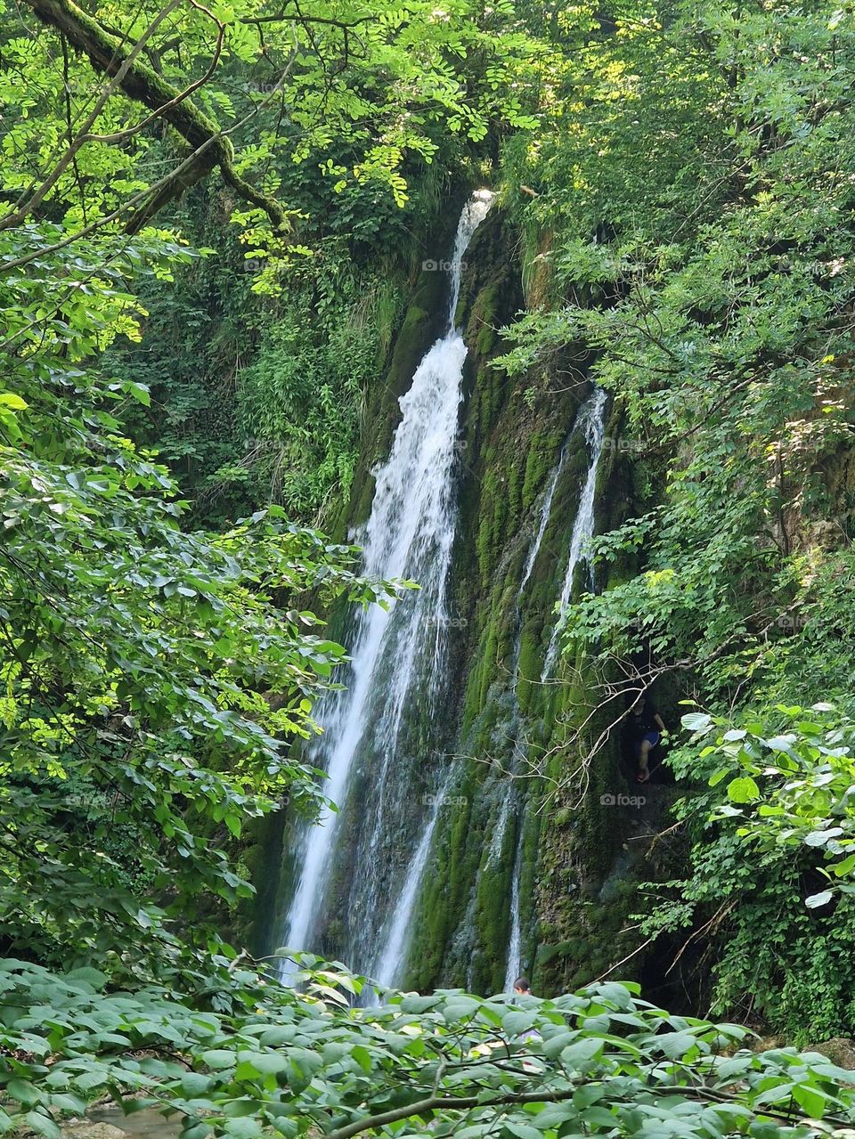 the natural window to the waterfall