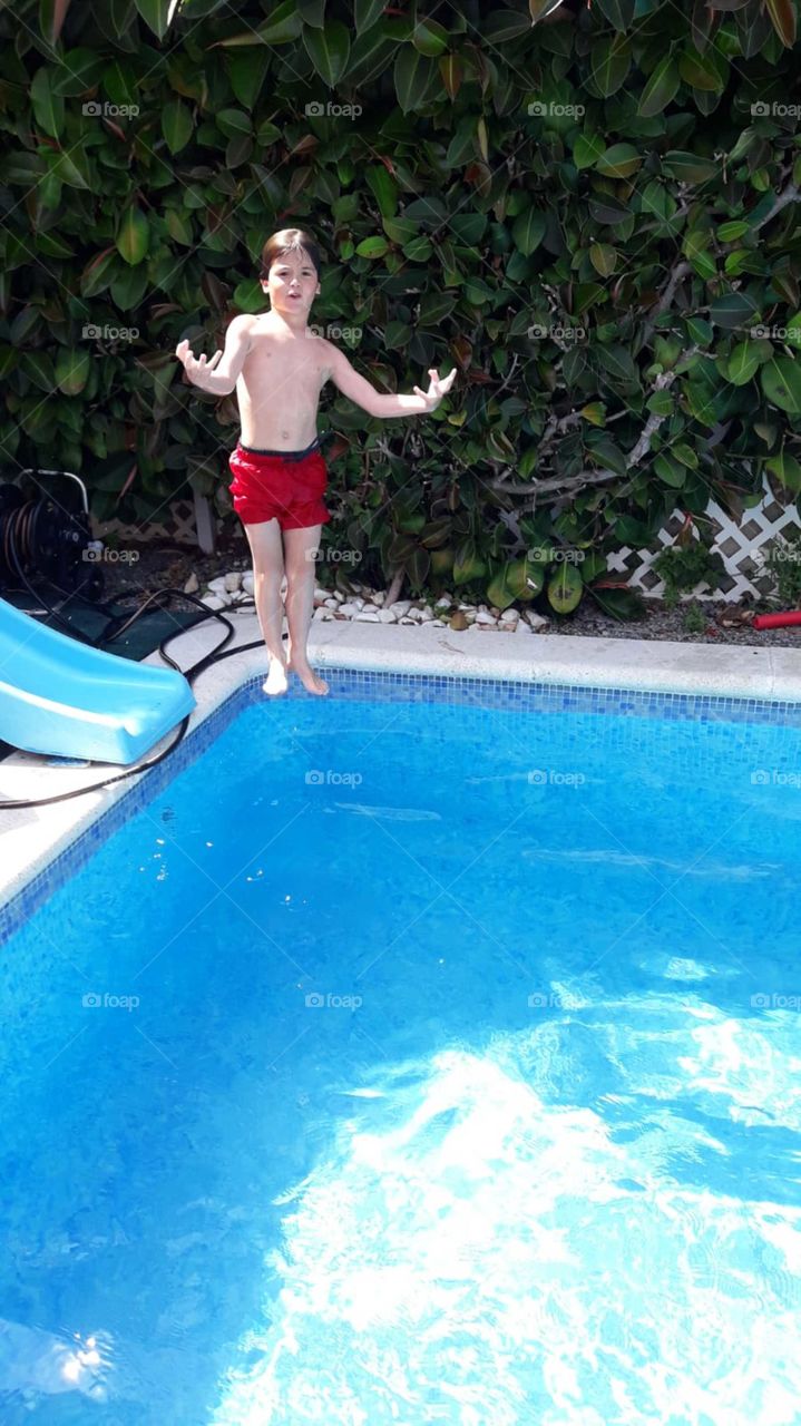 niño flotando en el aire