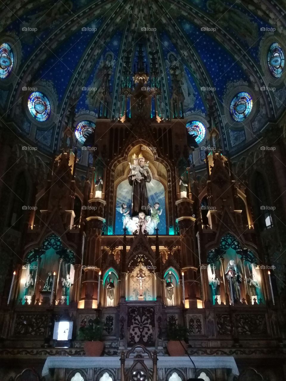 Altar principal da Igreja Santo Antônio do Embaré, em Santos-SP - Brasil. Santo Antônio (conhecido como "de Pádua / Padova" ou "de Lisboa") é um dos mais populares santos de devoção do Catolicismo em nosso país.