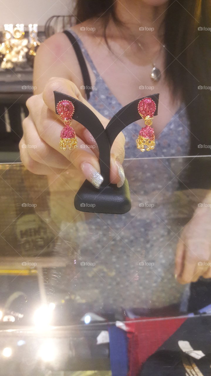 A pair of ear rings that is sweet and beautiful. I wish I could have them. So sweet, so creative and so nice.