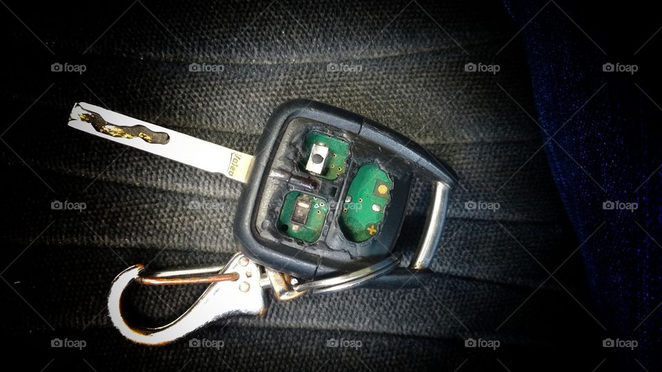 Cave de carro, velha danificada, com controle.