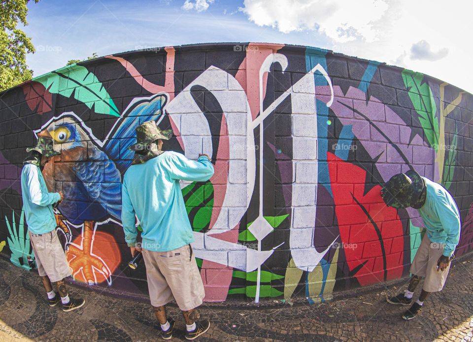 artista desenhando no centro da cidade.