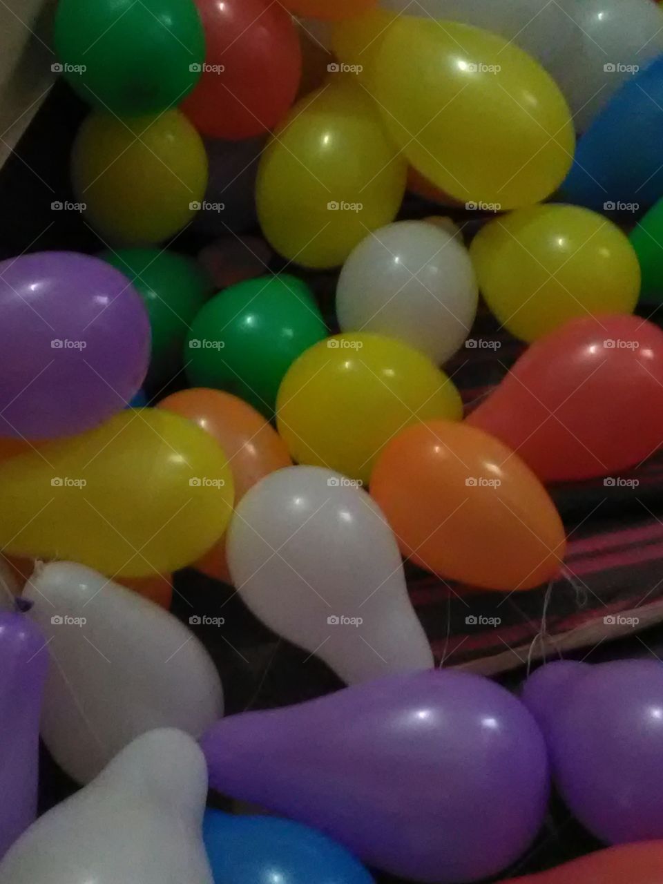 This is a very beautiful and very nice baloon. Showing colorsfull pictures.