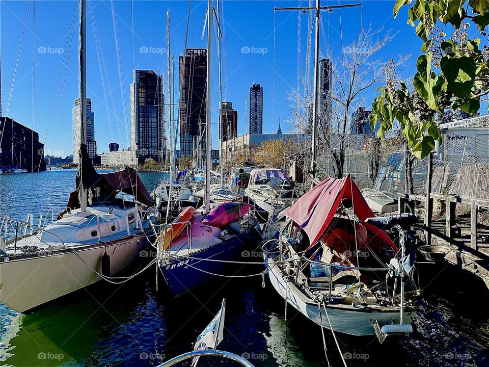 This is beautiful „Newtown Creek” by the “Pulaski Bridge” in LIC, Queens with its great variety of boats of nearly every kind that are tied to the shore here on a warm sunny Indian summer afternoon in early November 2023. Hypnotic Productions