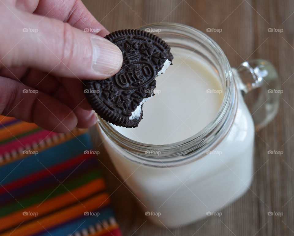 Oero cookies and milk