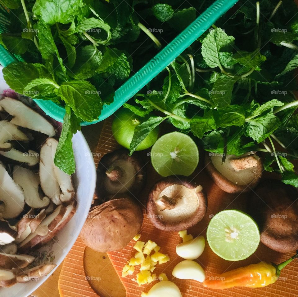 Овощи ( грибы, мята, перец , чеснок, имбирь, лимон)