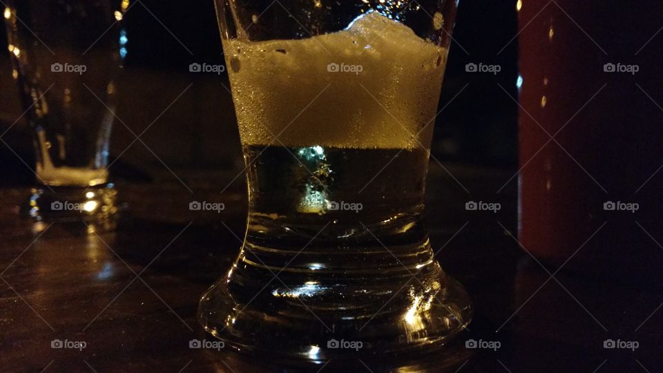 Taça com cerveja.