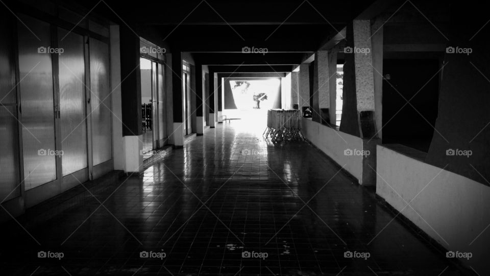 Corredor de salão, luz do sol.