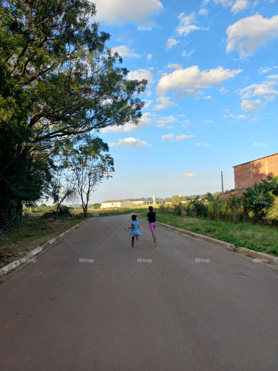 Crianças correndo na rua! A corrida de rua é uma das brincadeiras mais atrativas para as crianças, que gostam de  competirem entre si